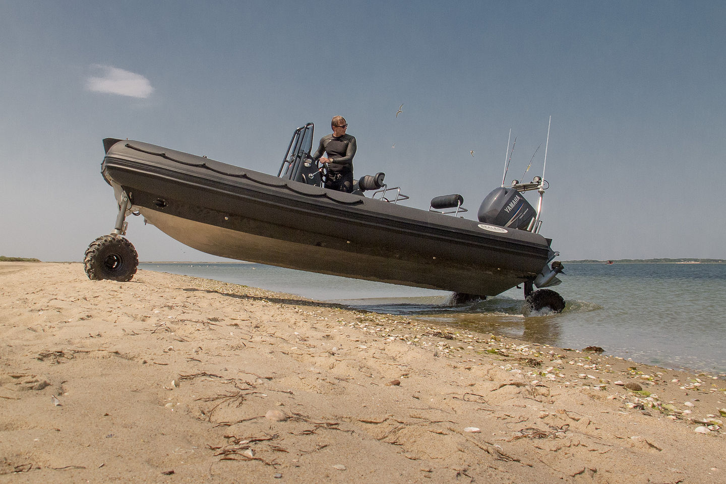 007 Inflatable Amphibious Boat at the Gut 007 Inflatable Amphibious Boat at the Gut