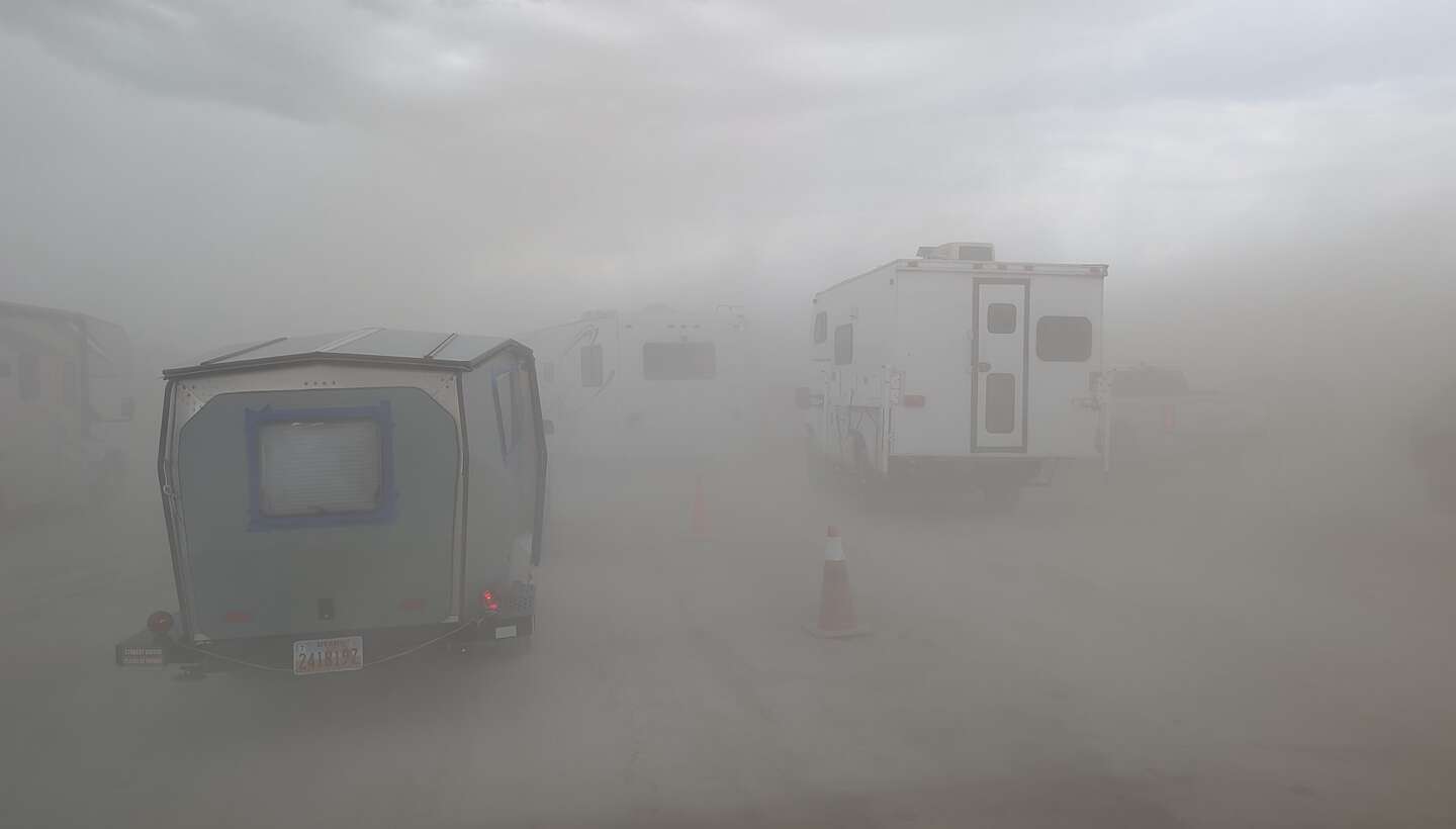 Dust storm upon arrival at the gate Dust storm upon arrival at the gate