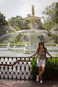 Lolo with Forsyth Park fountain
