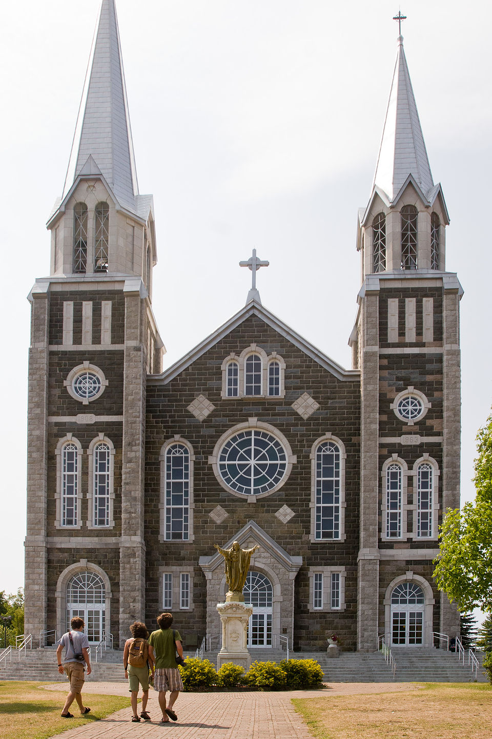 Baie St. Paul Church with Family Baie St. Paul Church with Family
