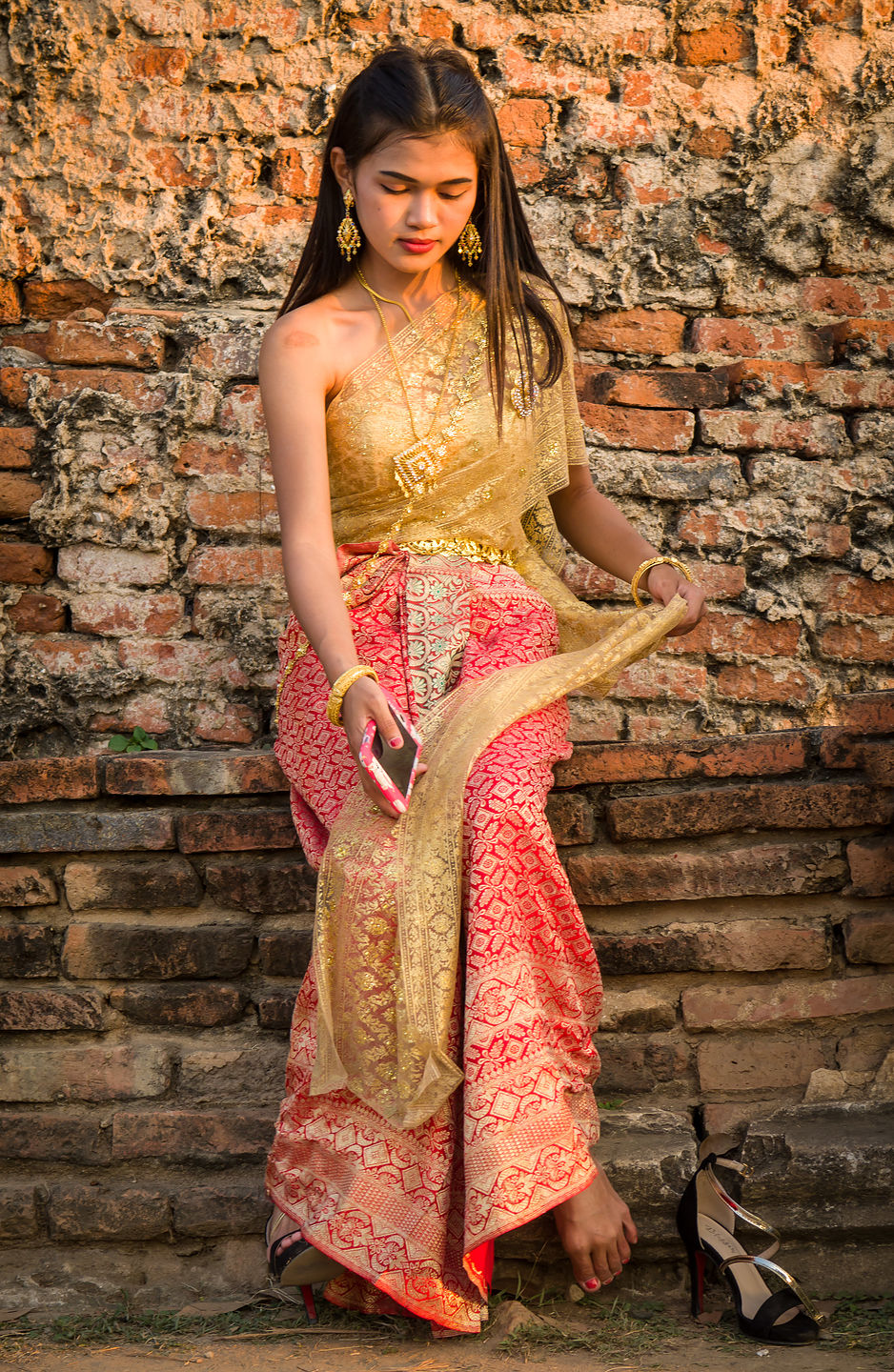 Traditional Thai dress at Chai Watthanaram Temple