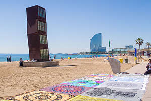 La Estrella Herida and vendor wares along Barceloneta Beach