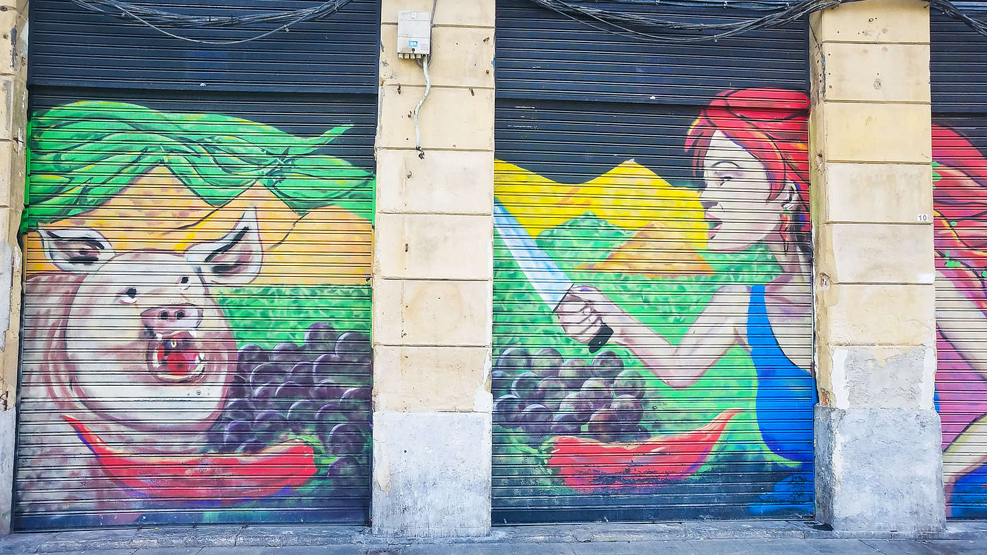 Even the graffiti has "jamon" Even the graffiti has "jamon"
