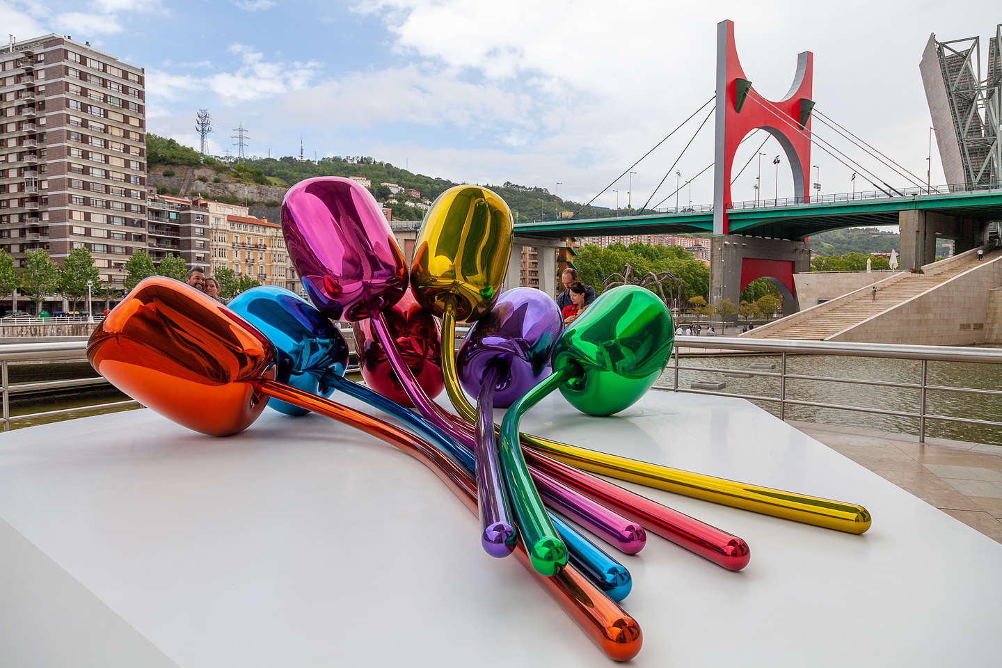 Jeff Koons’ giant roof-top “Tulips”