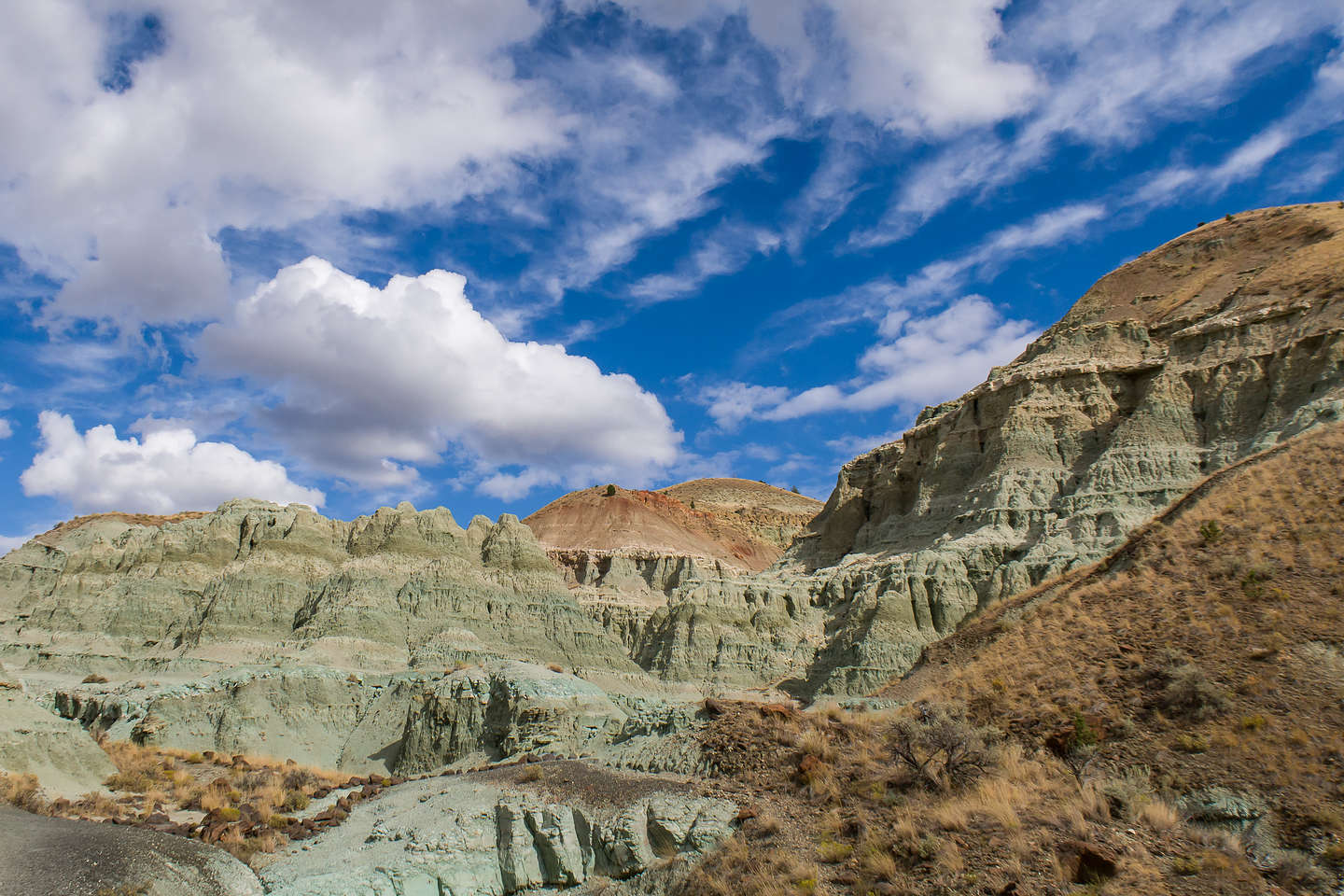 Island in Time Trail along the canyon floor of the Blue Basin