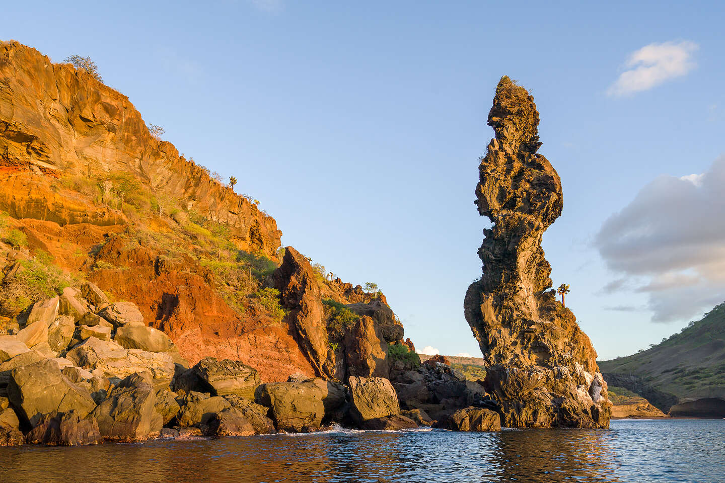 Volcanic cliffs along Buccaneer Cove Volcanic cliffs along Buccaneer Cove