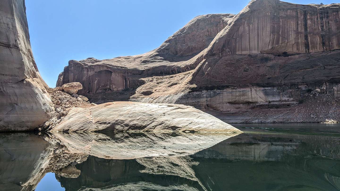 Incredible reflections in Reflection Canyon Incredible reflections in Reflection Canyon