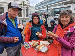 Enjoying a wiener at Bæjarins Beztu Pylsur