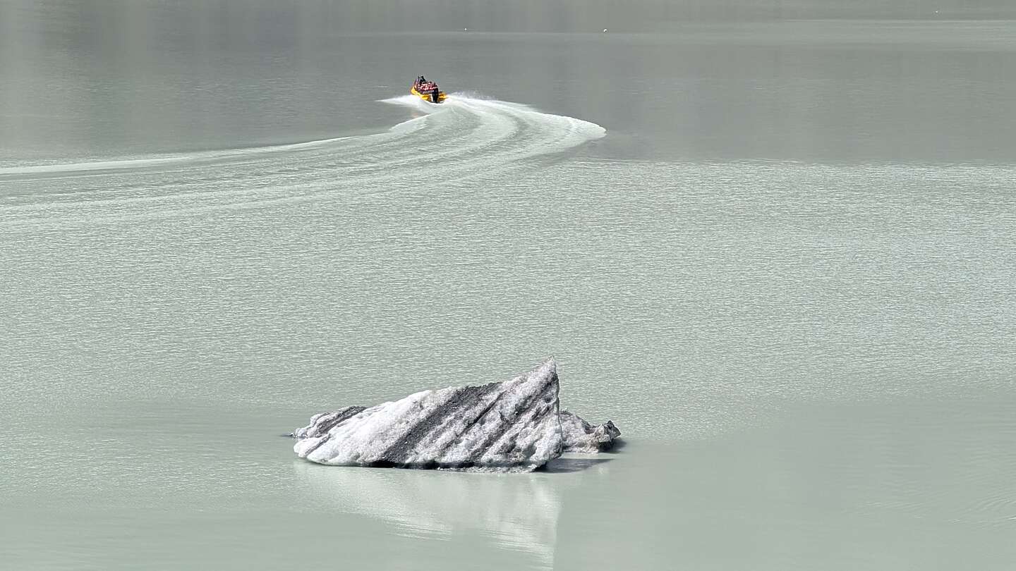Iceberg on Tasman Lake Iceberg on Tasman Lake