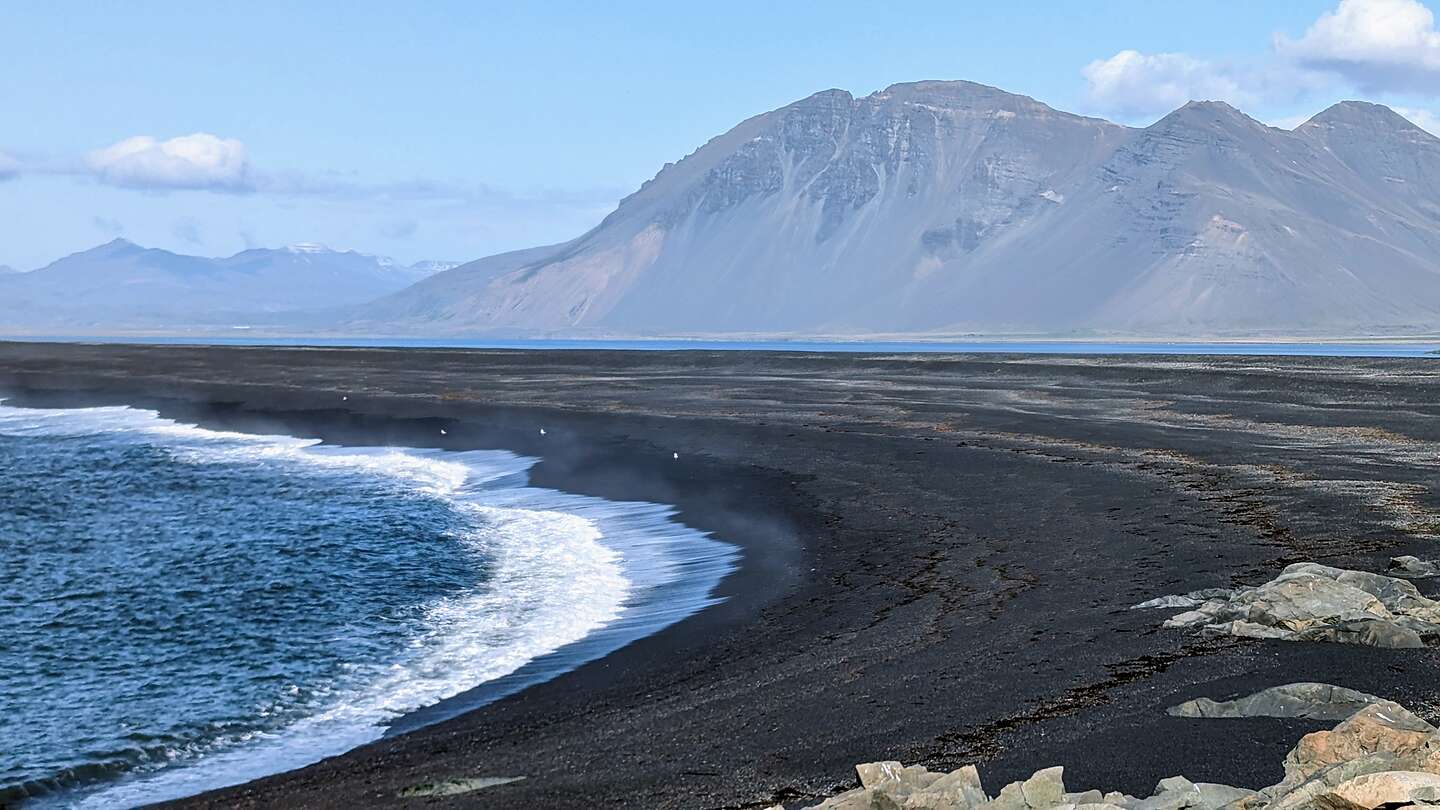 Black sand Beach black and Eystrahorn Black sand Beach black and Eystrahorn